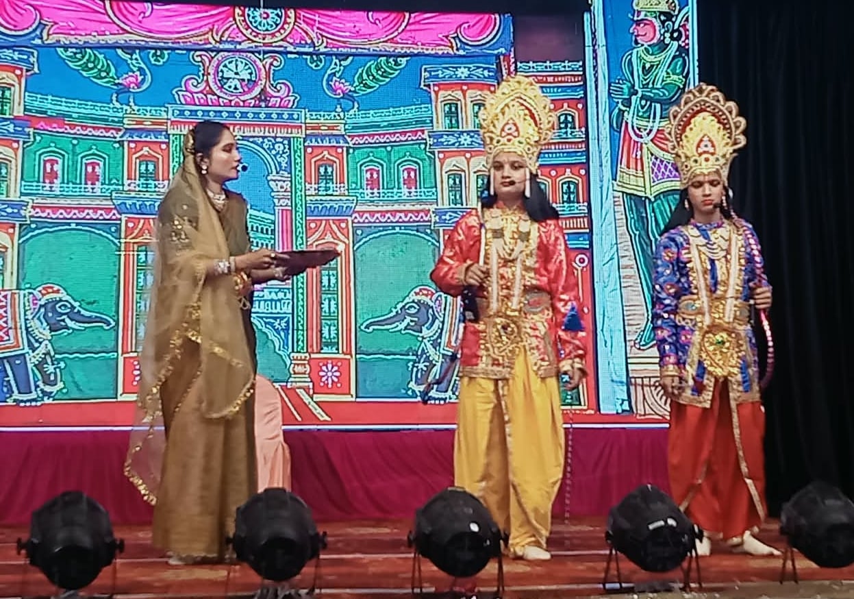 मंच पर रामलीला के प्रसंगों का मंचन करते कलाकार व मौजूद दर्शक। मंच पर रामलीला के प्रसंगों का मंचन करते कलाकार व मौजूद दर्शक।