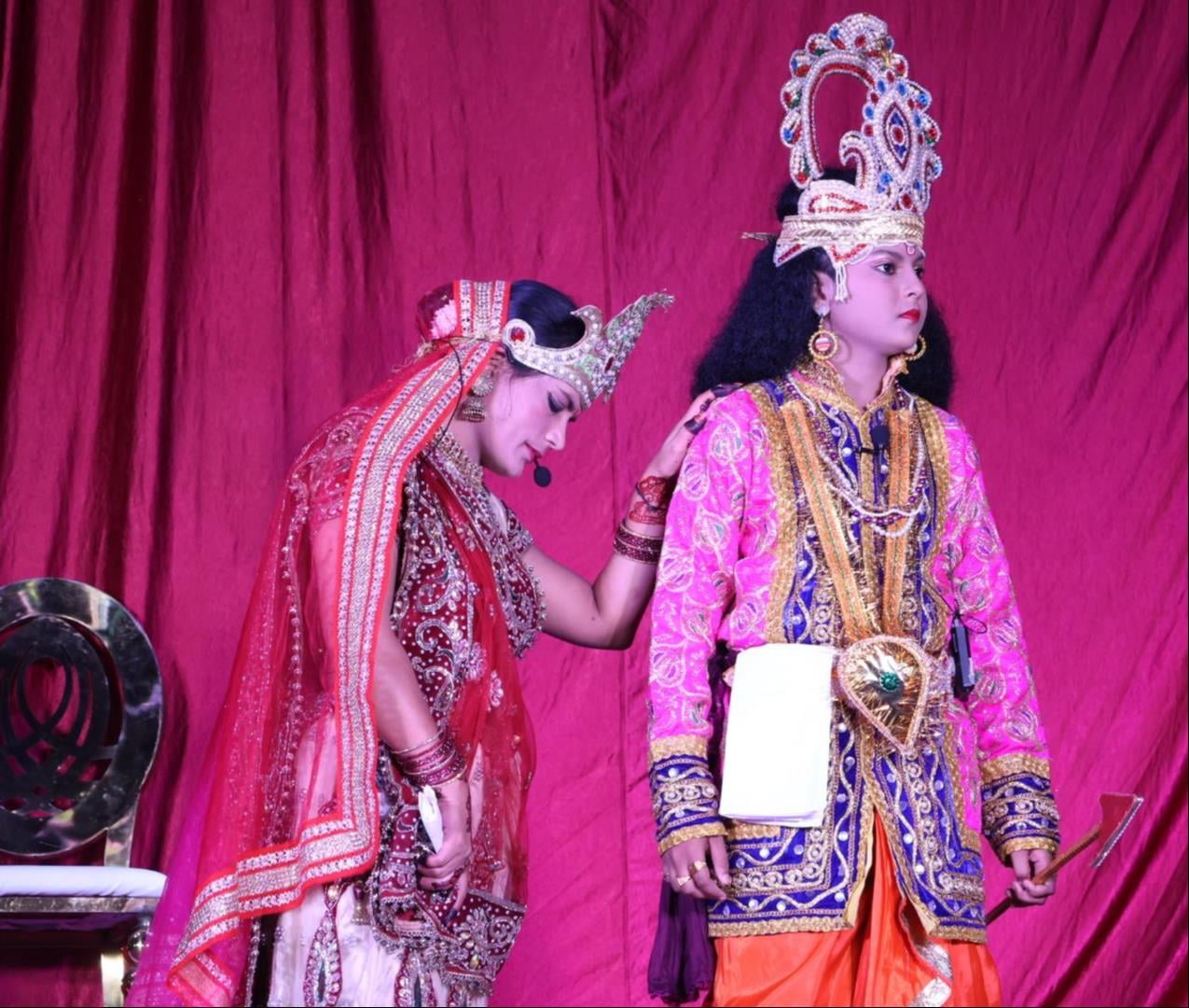 मंच पर रामलीला के प्रसंगों का मंचन करते कलाकार व मौजूद दर्शक। मंच पर रामलीला के प्रसंगों का मंचन करते कलाकार व मौजूद दर्शक।