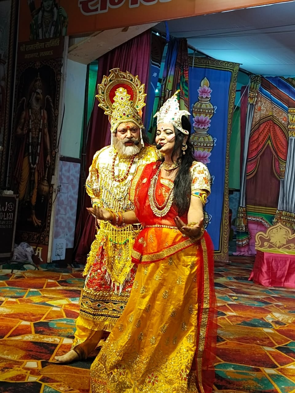 मंच पर रामलीला के प्रसंगों का मंचन करते कलाकार व मौजूद दर्शक। मंच पर रामलीला के प्रसंगों का मंचन करते कलाकार व मौजूद दर्शक।