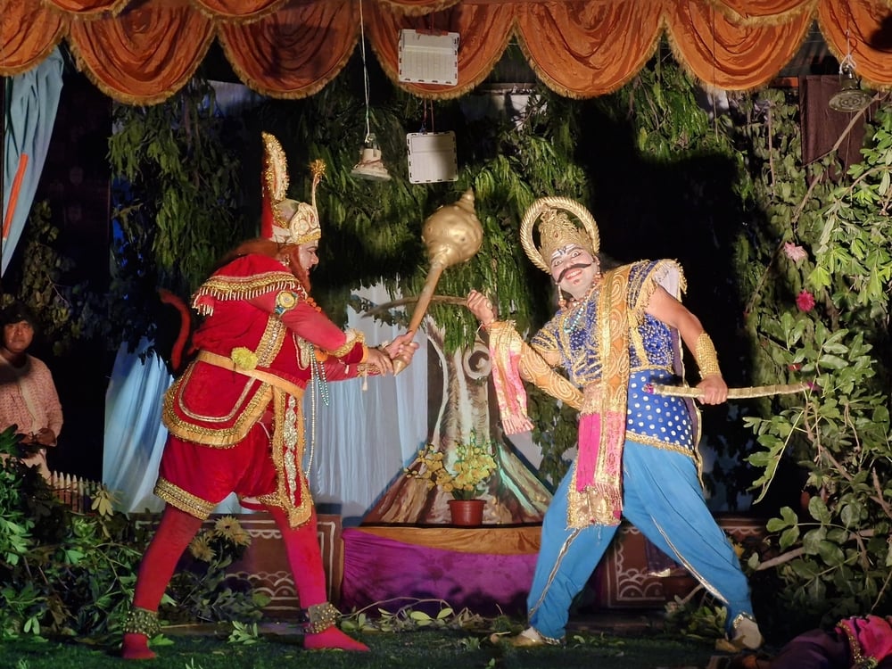 मंच पर रामलीला के प्रसंगों का मंचन करते कलाकार व मौजूद दर्शक। मंच पर रामलीला के प्रसंगों का मंचन करते कलाकार व मौजूद दर्शक।