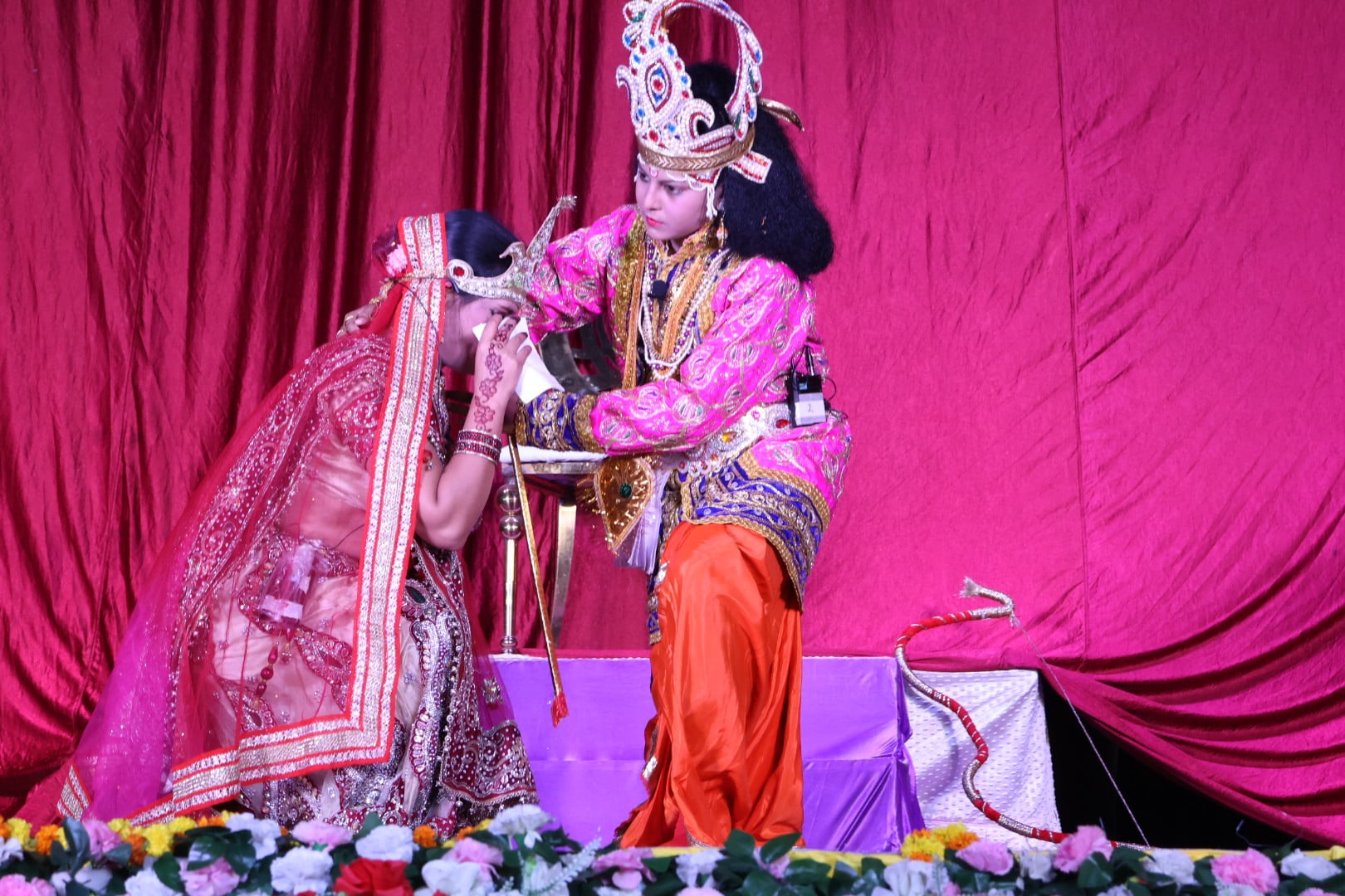 मंच पर रामलीला के प्रसंगों का मंचन करते कलाकार व मौजूद दर्शक। मंच पर रामलीला के प्रसंगों का मंचन करते कलाकार व मौजूद दर्शक।
