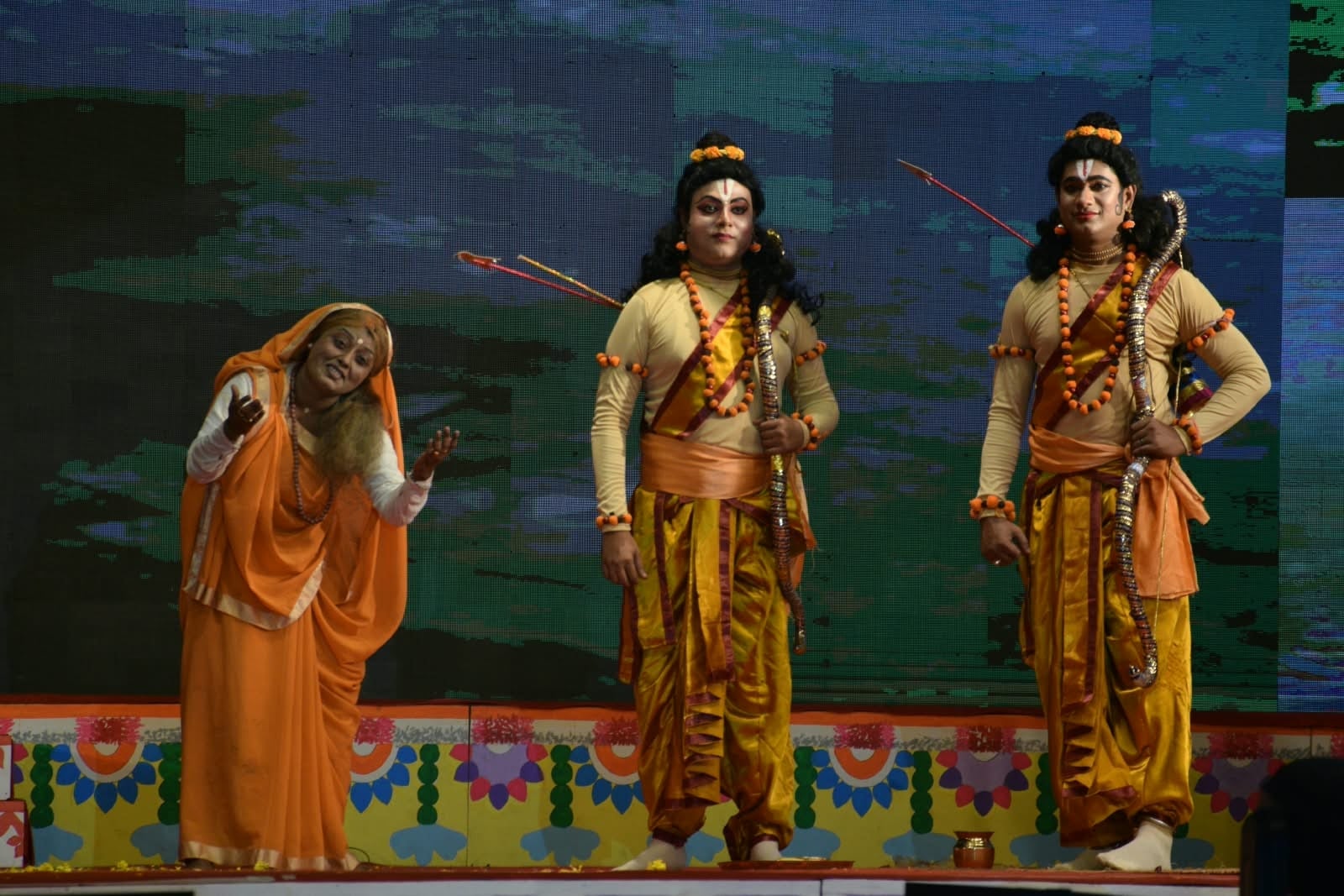 मंच पर रामलीला के प्रसंगों का मंचन करते कलाकार व मौजूद दर्शक। मंच पर रामलीला के प्रसंगों का मंचन करते कलाकार व मौजूद दर्शक।