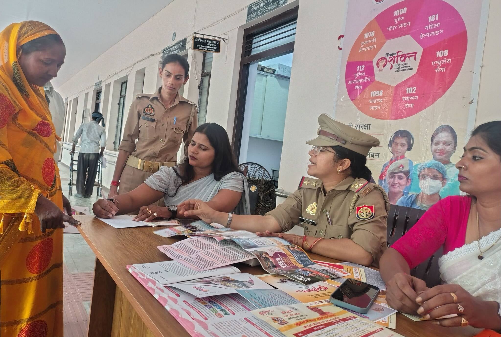 मलिहाबाद और नगराम में मिशन शक्ति के तहत महिलाओं को जागरूक करती पुलिस मलिहाबाद और नगराम में मिशन शक्ति के तहत महिलाओं को जागरूक करती पुलिस