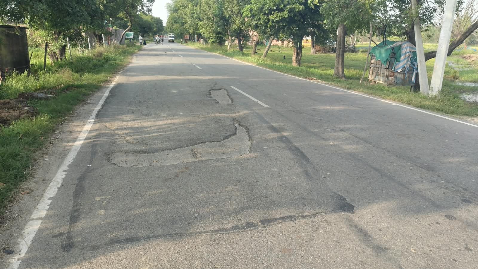 मार्ग पर बने गड्ढे मार्ग पर बने गड्ढे