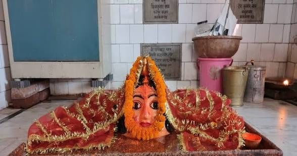 मंदिर में स्थापित कोर्ट देवी