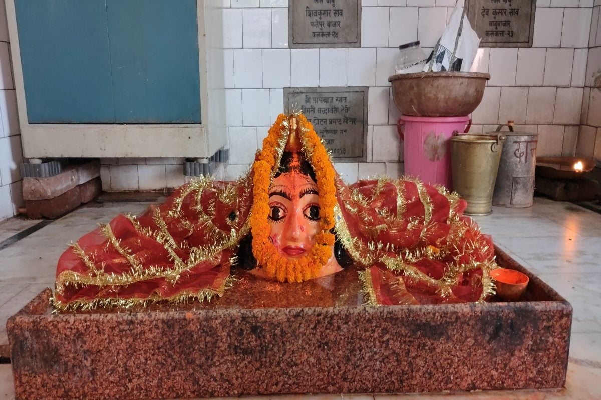 मंदिर में स्थापित कोर्ट देवी