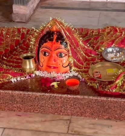 मंदिर में स्थापित कोर्ट देवी