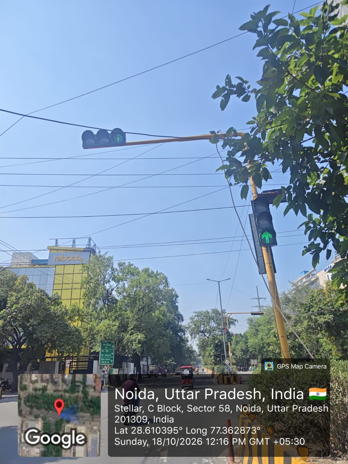 नोएडा। खबर का असर नोएडा सेक्टर 62 की जल गई लाइटें। नोएडा। खबर का असर नोएडा सेक्टर 62 की जल गई लाइटें।