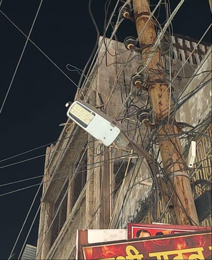नगर के हनुमानगढ़ी मंदिर के समीप बंद पड़ी स्ट्रीट लाइट।संवाद नगर के हनुमानगढ़ी मंदिर के समीप बंद पड़ी स्ट्रीट लाइट।संवाद