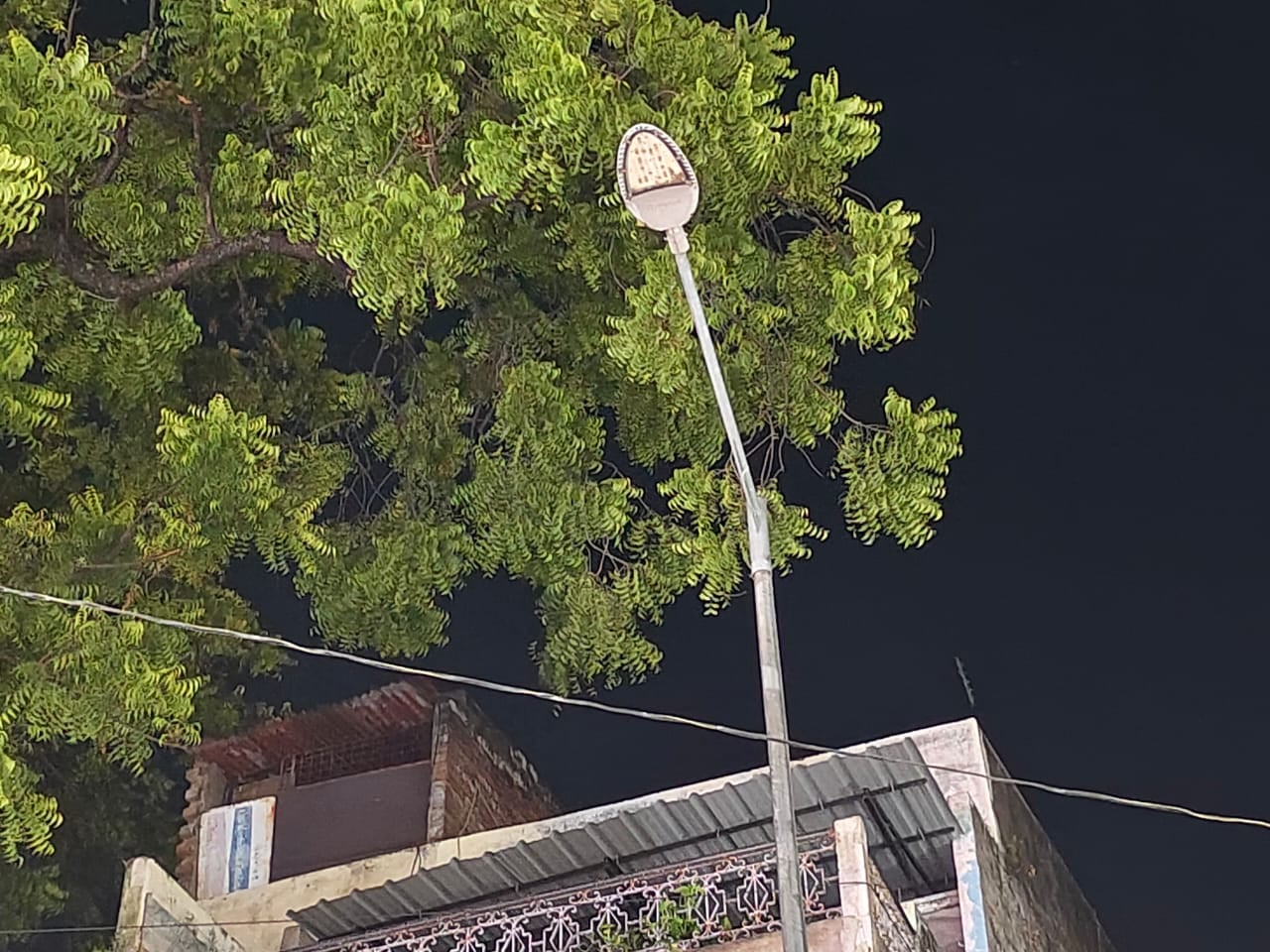 नगर के हनुमानगढ़ी मंदिर के समीप बंद पड़ी स्ट्रीट लाइट।संवाद नगर के हनुमानगढ़ी मंदिर के समीप बंद पड़ी स्ट्रीट लाइट।संवाद