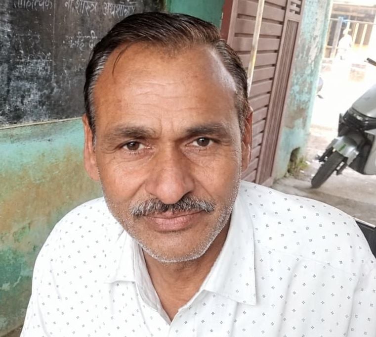 नौरंगाबाद में मेज न होने से बीएलओ को फार्म भरने व भराने में काफी दिक्कतें हुई। संवाद नौरंगाबाद में मेज न होने से बीएलओ को फार्म भरने व भराने में काफी दिक्कतें हुई। संवाद