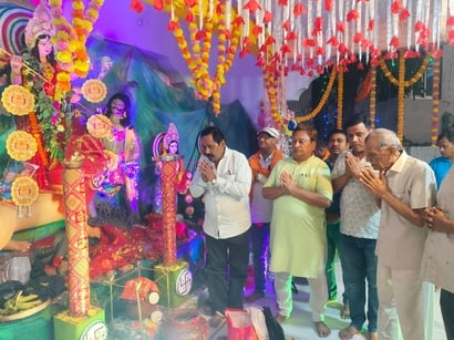 नवरात्र के मौके पर संगीता देवी मंदिर में सजे माता के पंडाल में पूजा अर्चना करती महिलाएं। संवाद