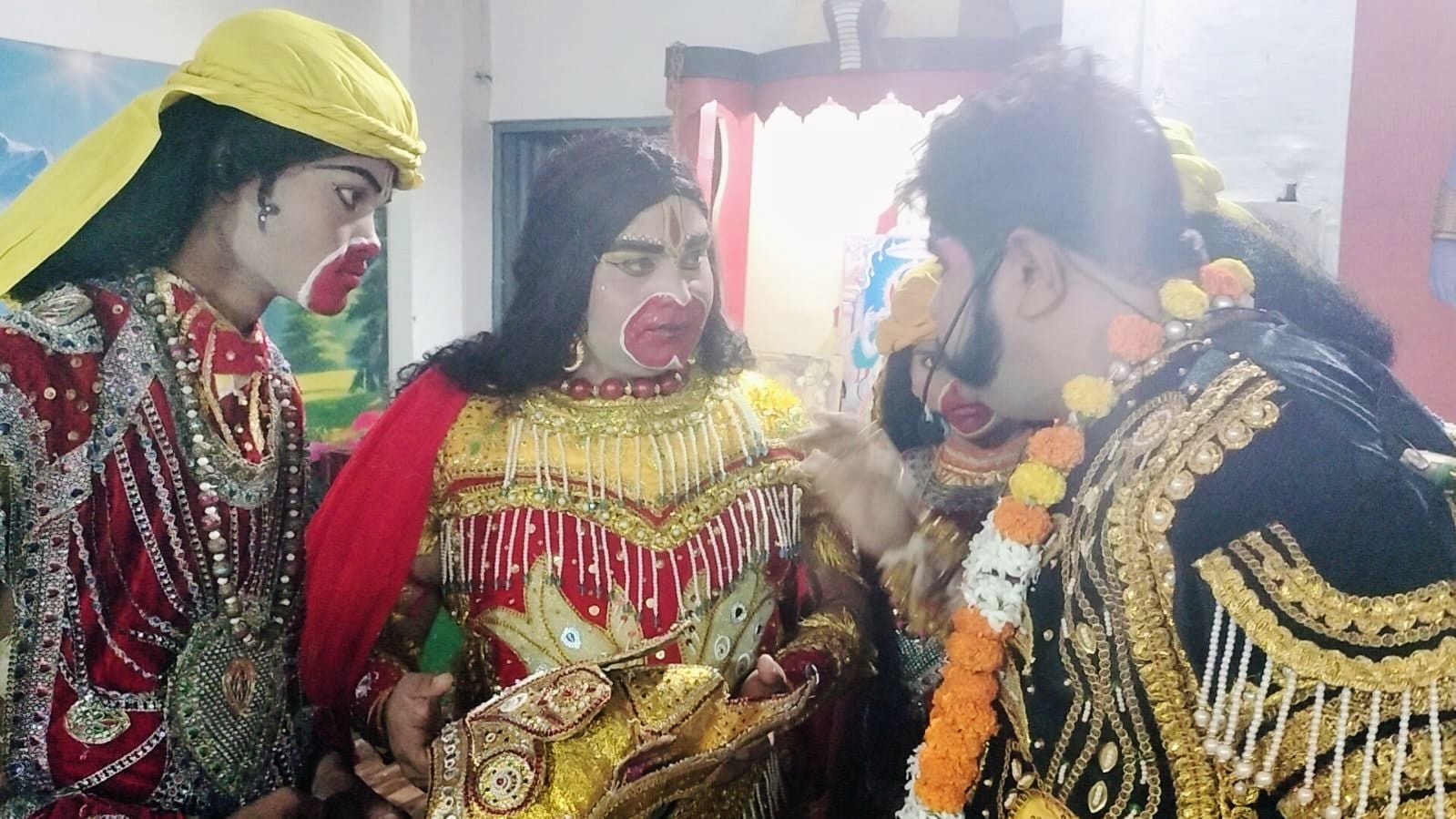 ओसीएफ रामलीला में साधू के भेष में हनुमान जी के किरदार को आइने में खुद से संवारते कलाकार पारस दी