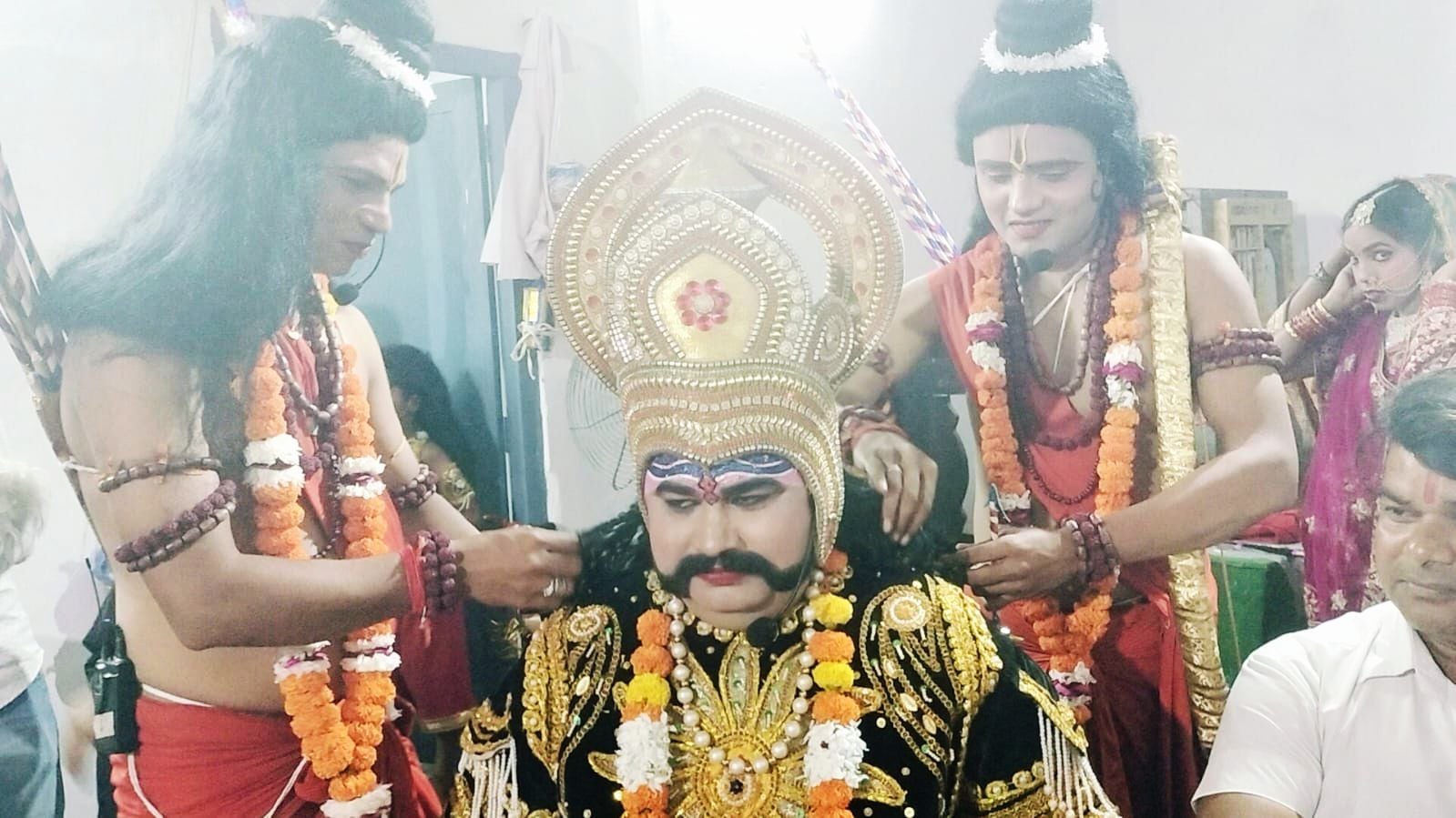 ओसीएफ रामलीला में साधू के भेष में हनुमान जी के किरदार को आइने में खुद से संवारते कलाकार पारस दी