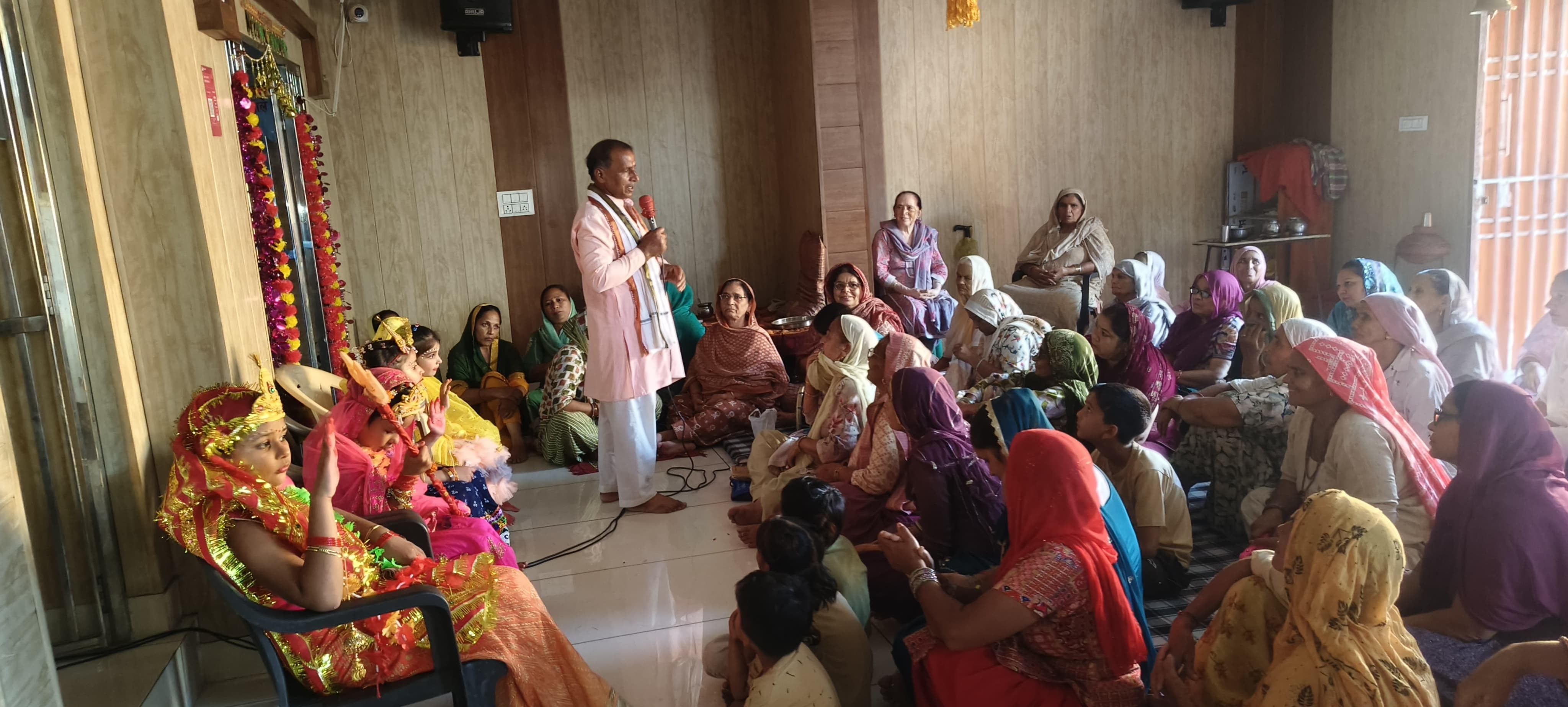 पूजा-अर्चना और भजन-कीर्तन करतीं महिला संकीर्तन मंडली की सदस्य। संवाद
