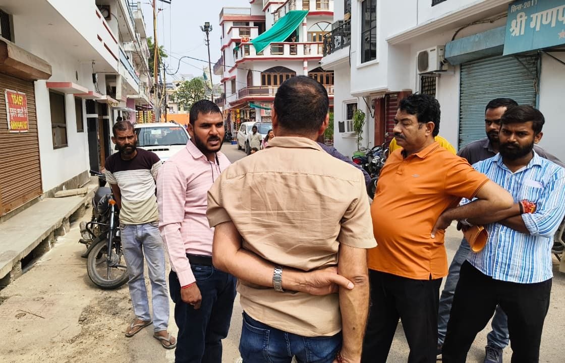 पार्षद पति की बिजलीकर्मियों से नोकझोंक। पार्षद पति की बिजलीकर्मियों से नोकझोंक।