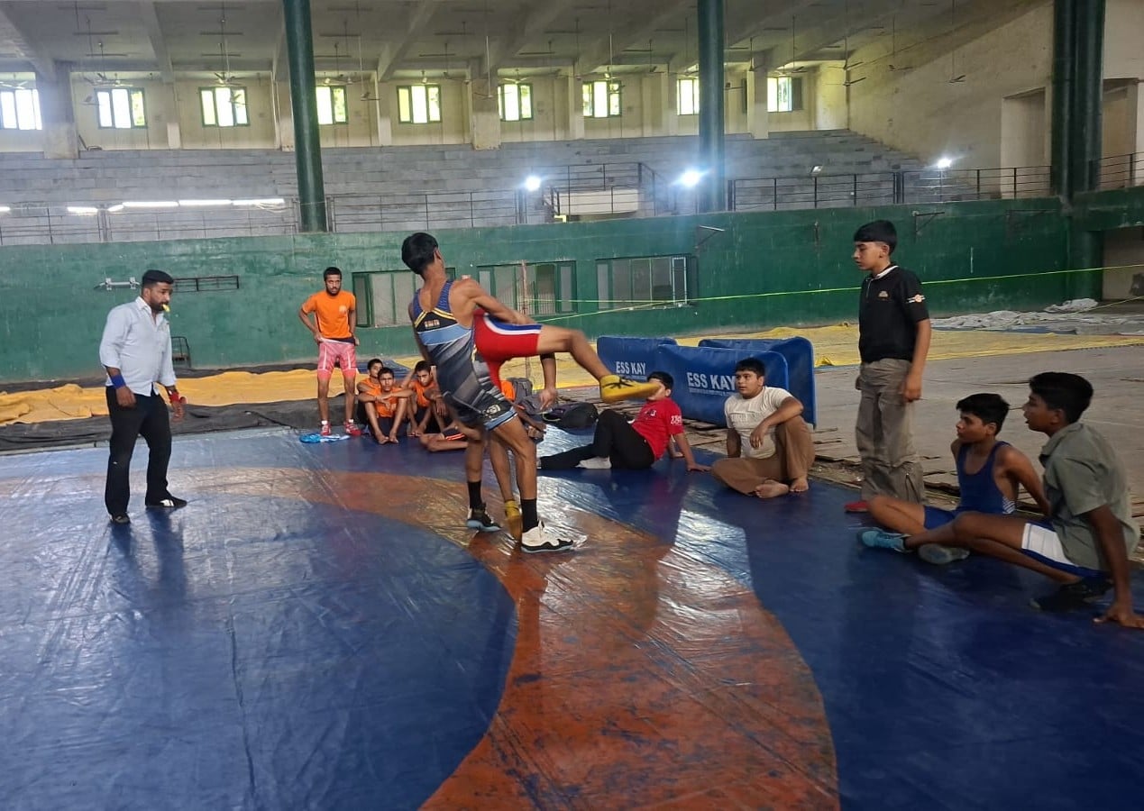 प्रतियोगिता के दौरान प्रतिद्वंद्वी को पटखनी देता पहलवान। संवाद प्रतियोगिता के दौरान प्रतिद्वंद्वी को पटखनी देता पहलवान। संवाद