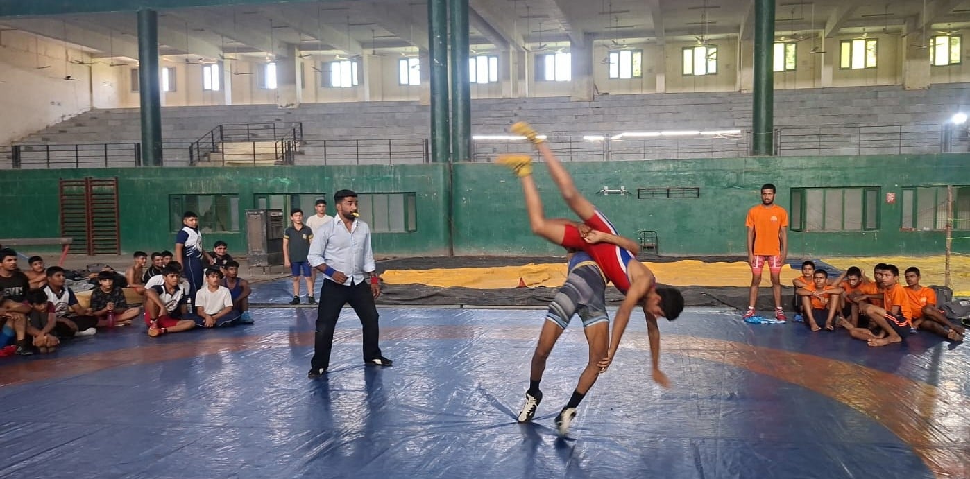 प्रतियोगिता के दौरान प्रतिद्वंद्वी को पटखनी देता पहलवान। संवाद प्रतियोगिता के दौरान प्रतिद्वंद्वी को पटखनी देता पहलवान। संवाद