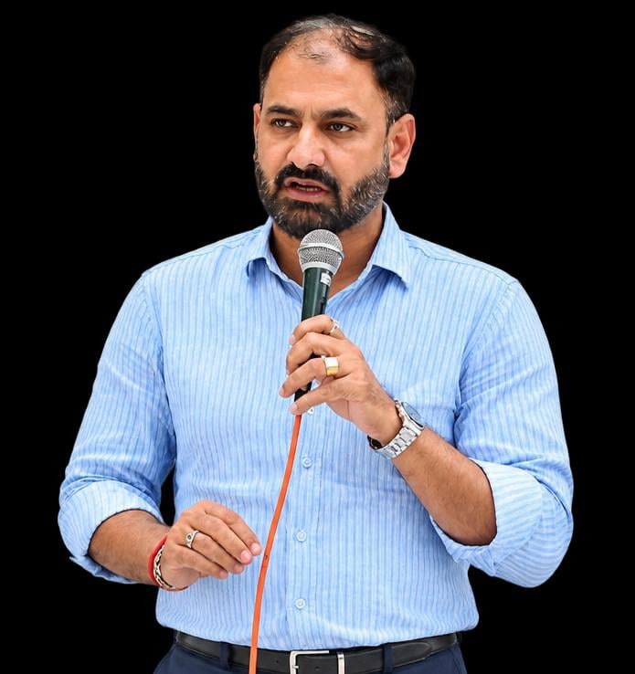 पेंशन बहाली संघर्ष समिति हरियाणा के राज्य प्रधान  ने तहसीलदार को ज्ञापन सौंपा। संवाद
