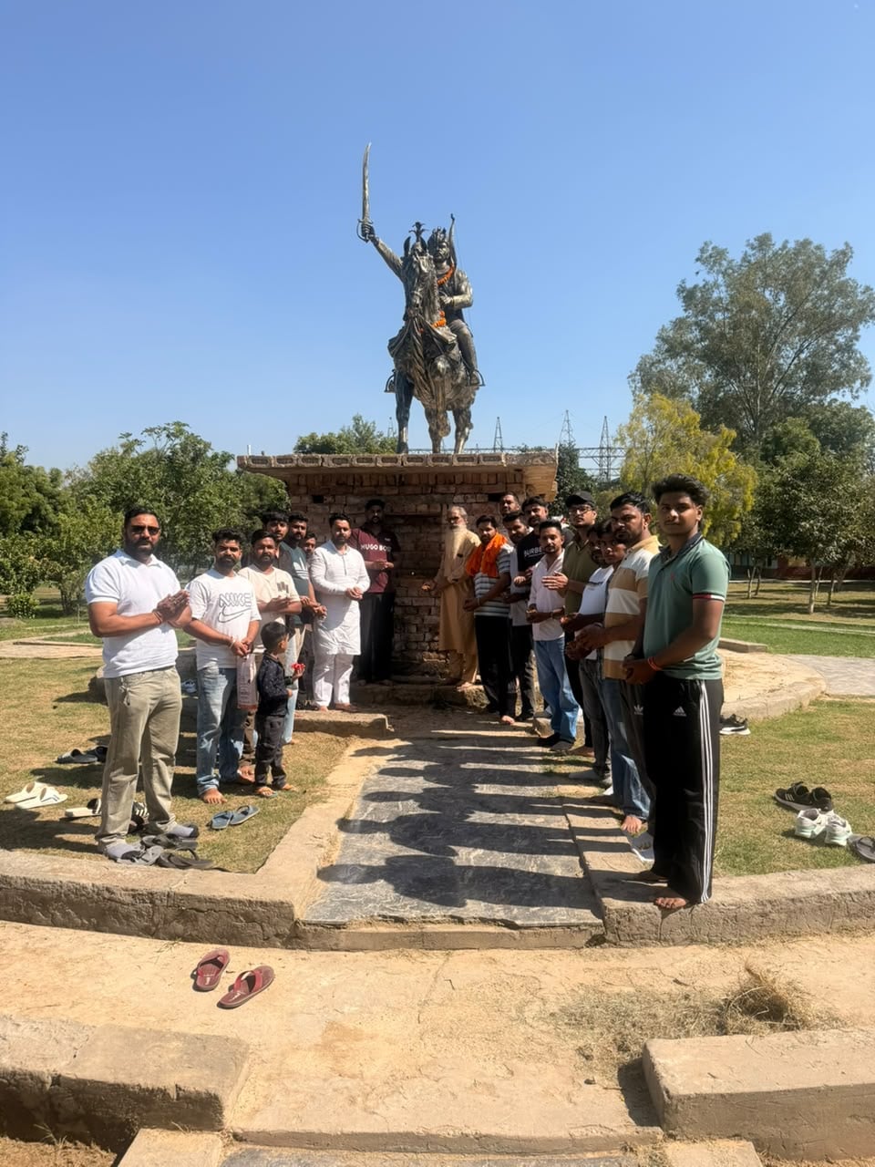 पुष्प अर्पित कर श्रद्धांजलि देते समाज के लोग। विज्ञप्ति