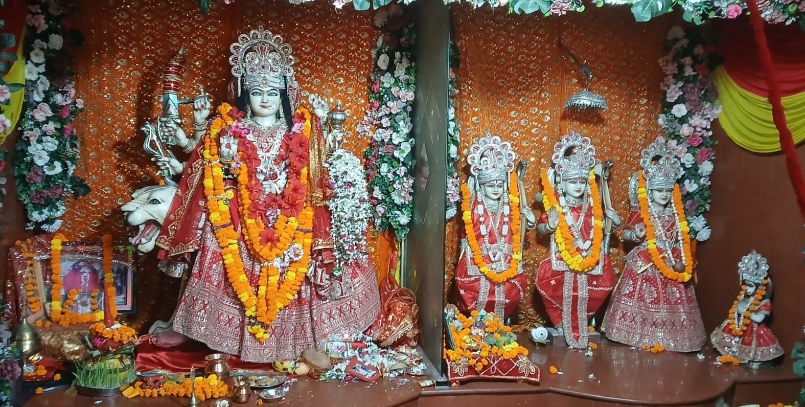  रंग-बिरंगी रोशनी से जगमग हुआ शहर का चौक इलाका। संवाद