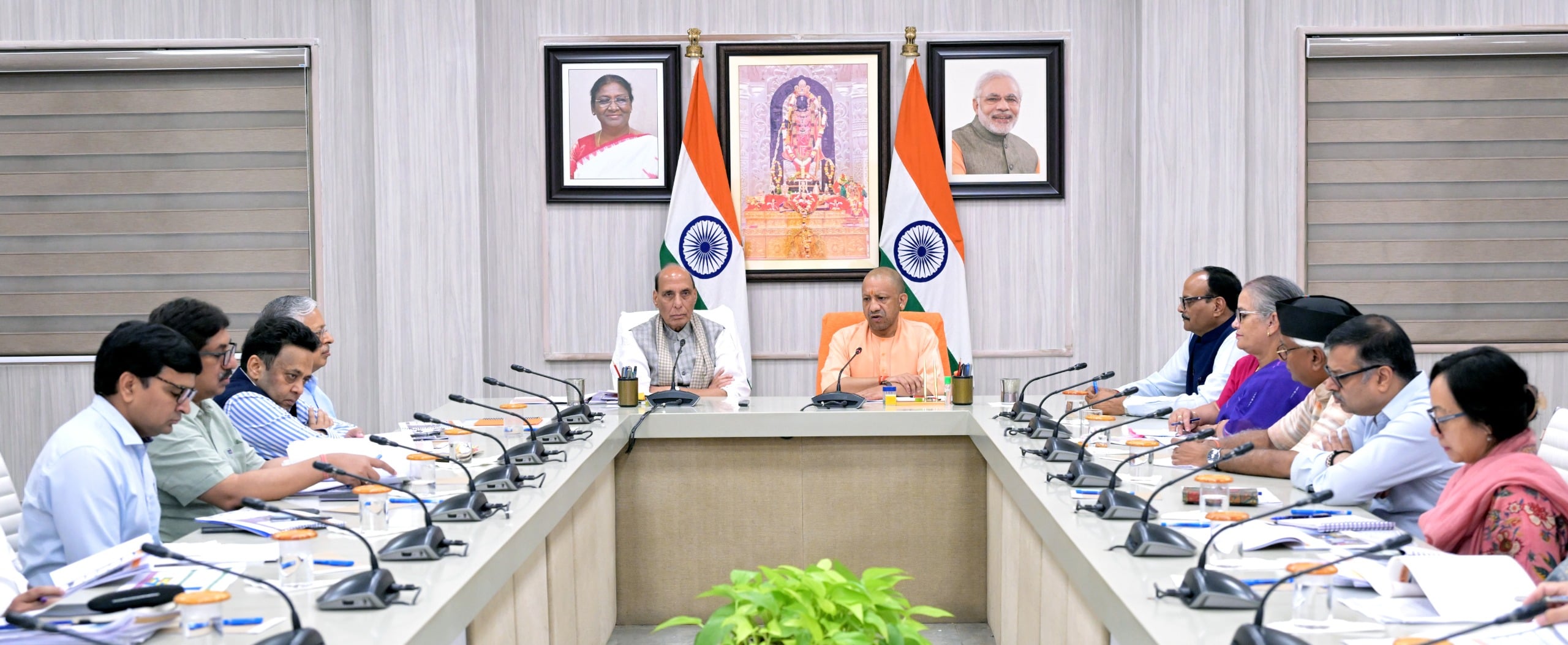 रक्षामंत्री व सांसद राजनाथ सिंह और मुख्यमंत्री योगी आदित्यनाथ की उच्चस्तरीय बैठक में ये फैसले ल रक्षामंत्री व सांसद राजनाथ सिंह और मुख्यमंत्री योगी आदित्यनाथ की उच्चस्तरीय बैठक में ये फैसले ल