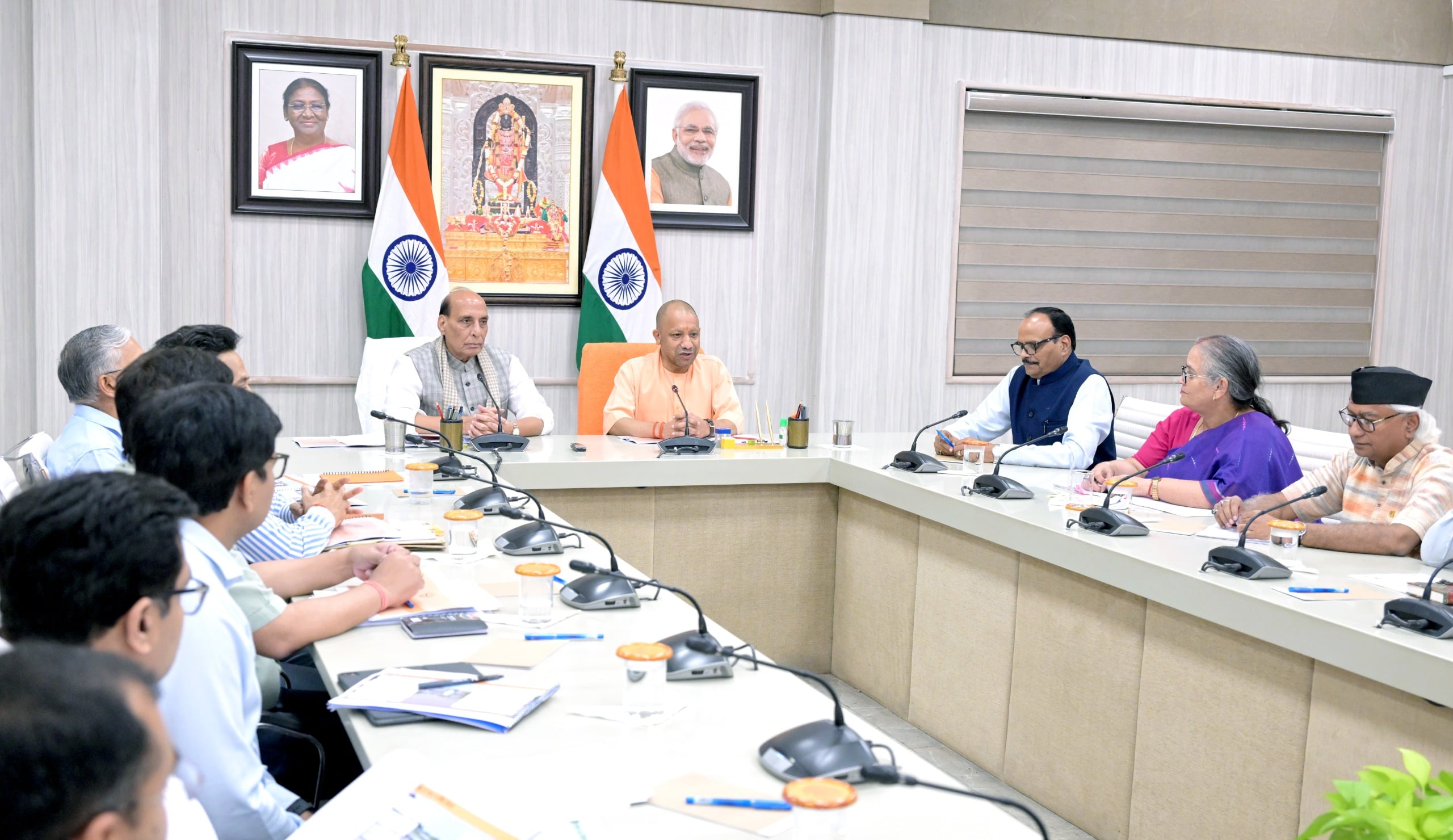 रक्षामंत्री व सांसद राजनाथ सिंह और मुख्यमंत्री योगी आदित्यनाथ की उच्चस्तरीय बैठक में ये फैसले ल रक्षामंत्री व सांसद राजनाथ सिंह और मुख्यमंत्री योगी आदित्यनाथ की उच्चस्तरीय बैठक में ये फैसले ल