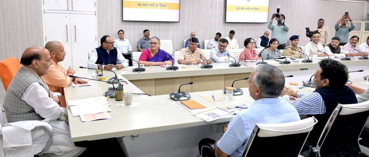 रक्षामंत्री व सांसद राजनाथ सिंह और मुख्यमंत्री योगी आदित्यनाथ की उच्चस्तरीय बैठक में ये फैसले ल रक्षामंत्री व सांसद राजनाथ सिंह और मुख्यमंत्री योगी आदित्यनाथ की उच्चस्तरीय बैठक में ये फैसले ल