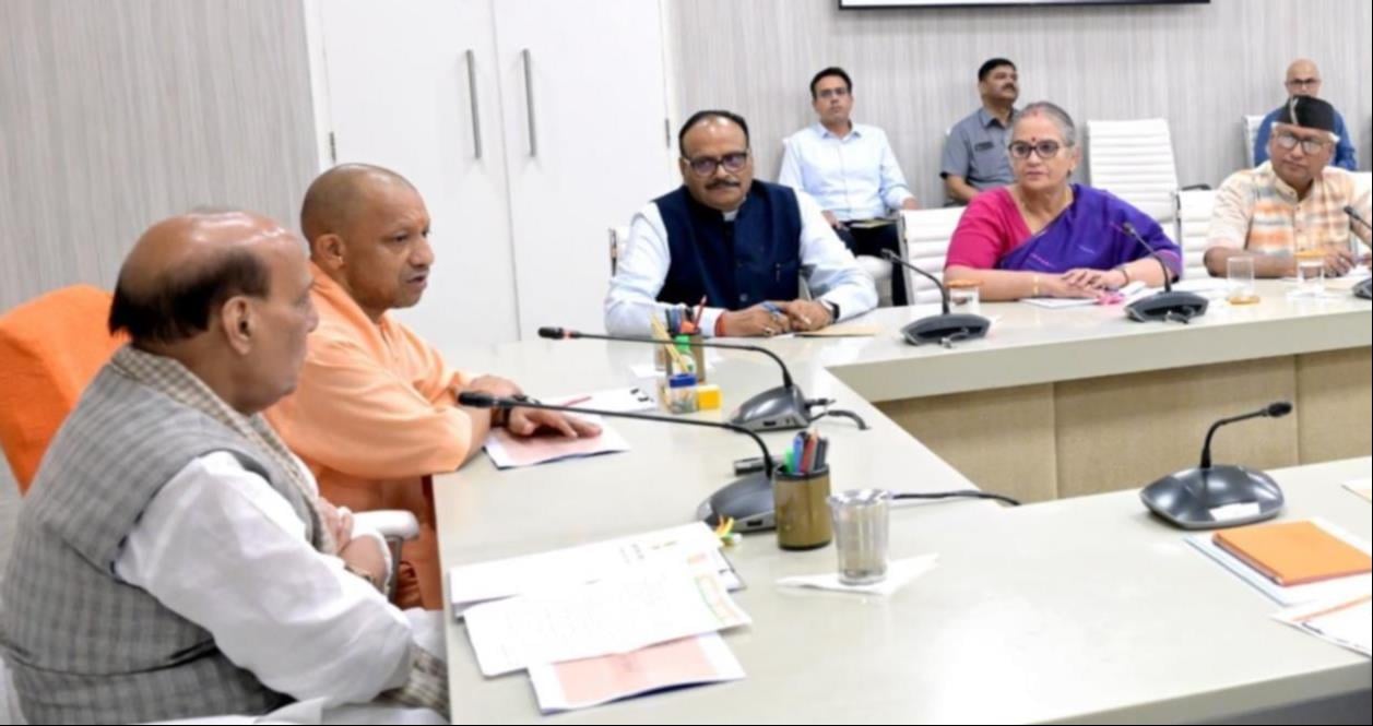 रक्षामंत्री व सांसद राजनाथ सिंह और मुख्यमंत्री योगी आदित्यनाथ की उच्चस्तरीय बैठक में ये फैसले ल रक्षामंत्री व सांसद राजनाथ सिंह और मुख्यमंत्री योगी आदित्यनाथ की उच्चस्तरीय बैठक में ये फैसले ल
