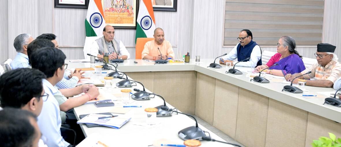 रक्षामंत्री व सांसद राजनाथ सिंह और मुख्यमंत्री योगी आदित्यनाथ की उच्चस्तरीय बैठक में ये फैसले ल रक्षामंत्री व सांसद राजनाथ सिंह और मुख्यमंत्री योगी आदित्यनाथ की उच्चस्तरीय बैठक में ये फैसले ल