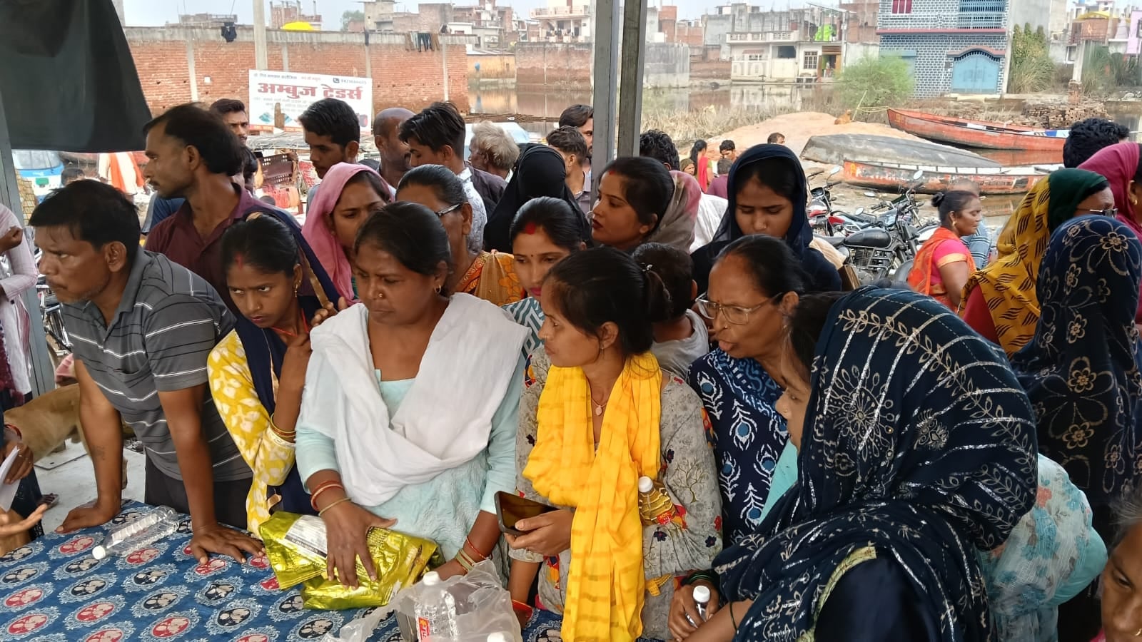 राशन के लिए खड़े बाढ़ पीड़ित। राशन के लिए खड़े बाढ़ पीड़ित।