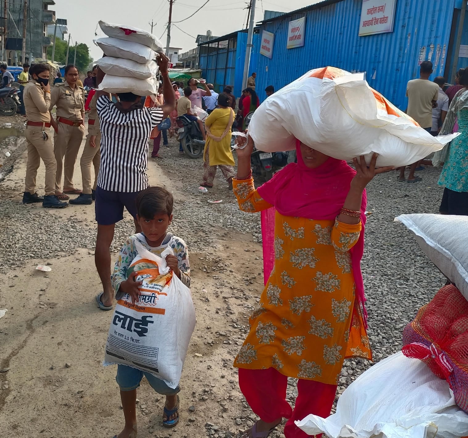 राशन के लिए खड़े बाढ़ पीड़ित। राशन के लिए खड़े बाढ़ पीड़ित।