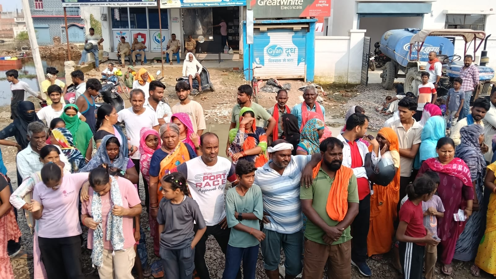 राशन के लिए खड़े बाढ़ पीड़ित। राशन के लिए खड़े बाढ़ पीड़ित।