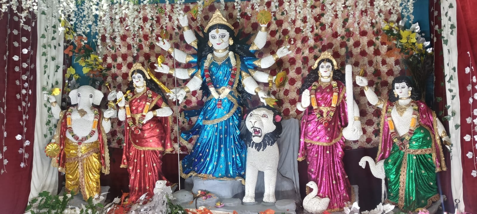 रतसड़ के संघत रैन बसेरा में श्री नागा बाबा कमेटी द्वारा स्थापित मां दुर्गा की प्रतिमा।संवाद