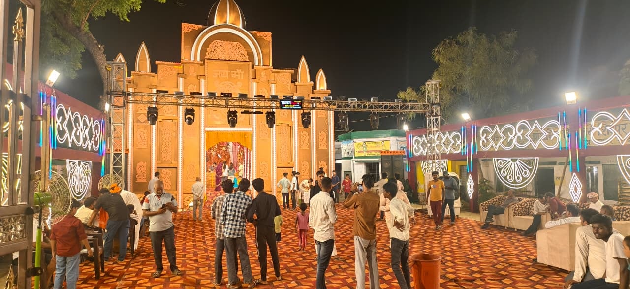 रतसड़ के संघत रैन बसेरा में श्री नागा बाबा कमेटी द्वारा स्थापित मां दुर्गा की प्रतिमा।संवाद