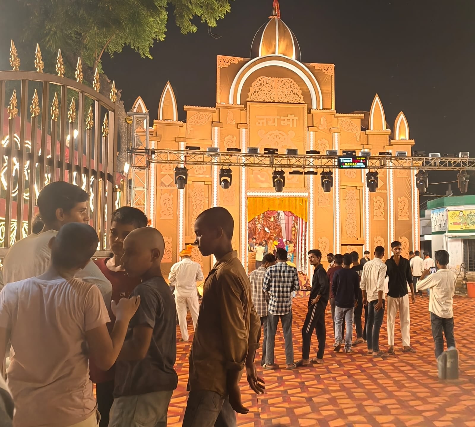 रतसड़ के संघत रैन बसेरा में श्री नागा बाबा कमेटी द्वारा स्थापित मां दुर्गा की प्रतिमा।संवाद