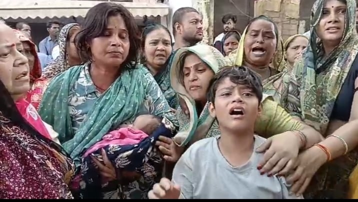 रावली के पास छत पर जुआ के दौरान पुलिस की दबिश से नीचे गिरा युवक की मौत के बाद रोती हुई पत्नी व रावली के पास छत पर जुआ के दौरान पुलिस की दबिश से नीचे गिरा युवक की मौत के बाद रोती हुई पत्नी व