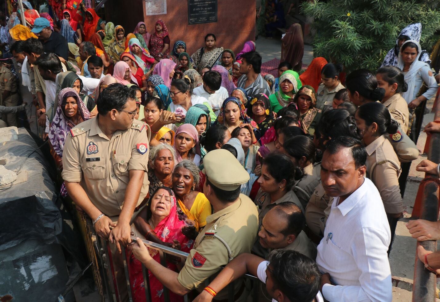 रावली के पास छत पर जुआ के दौरान पुलिस की दबिश से नीचे गिरा युवक की मौत के बाद रोती हुई पत्नी व रावली के पास छत पर जुआ के दौरान पुलिस की दबिश से नीचे गिरा युवक की मौत के बाद रोती हुई पत्नी व