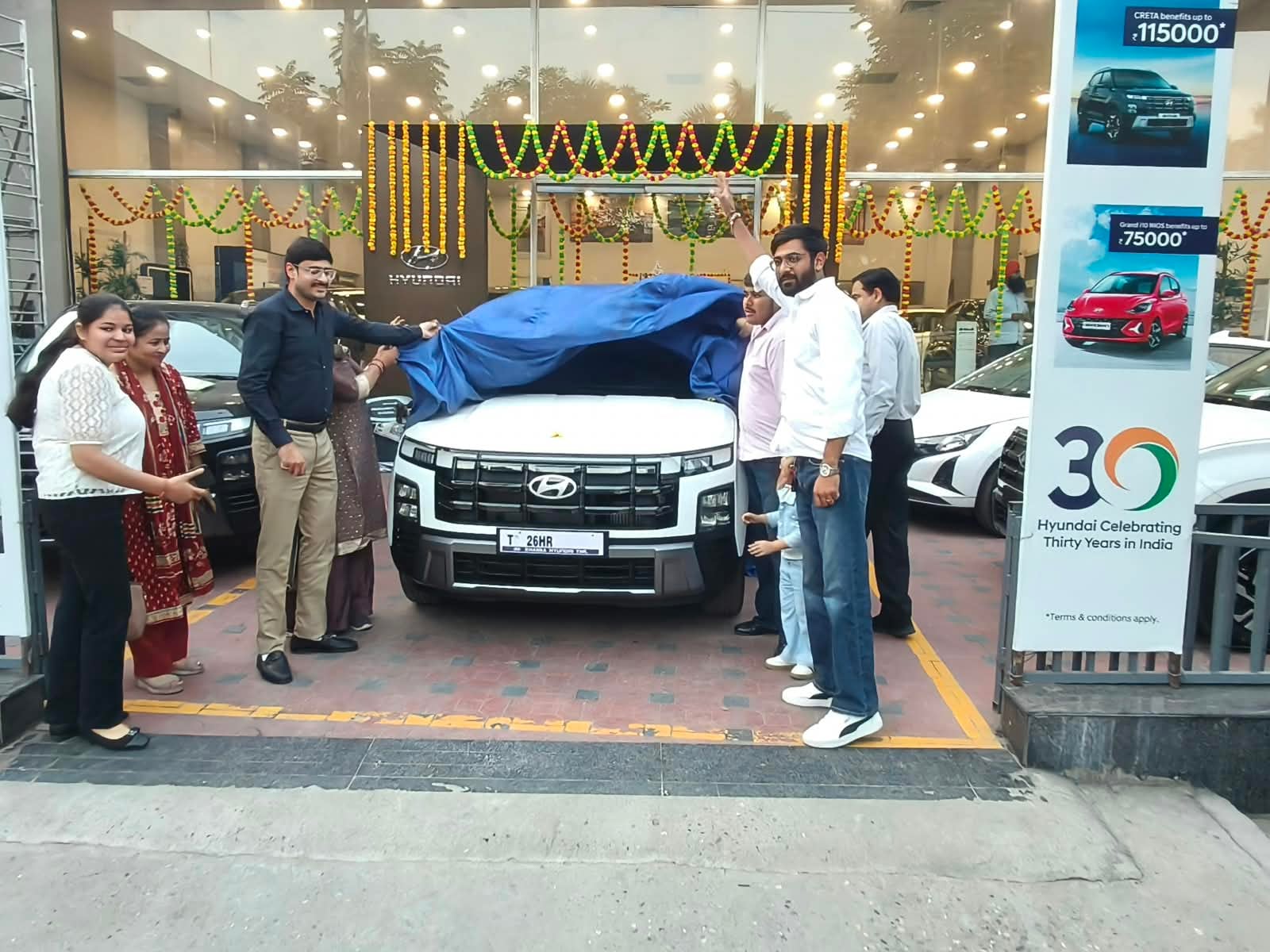 साढौरा की कपिल ऑटोमोबाइल एजेंसी में बाइक की खरीदारी करने पहुंचे लोग। संवाद साढौरा की कपिल ऑटोमोबाइल एजेंसी में बाइक की खरीदारी करने पहुंचे लोग। संवाद