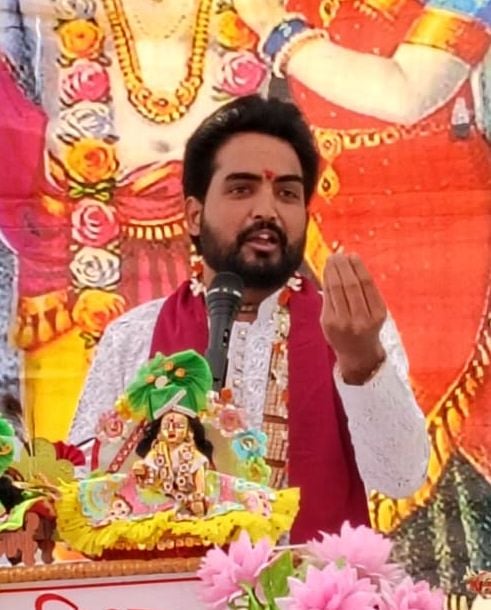 सेहरामऊ दक्षिणी के गांव महमदपुर में देवी महापुराण कथा सुनाते कथावाचक प्रवीण दीक्षित। संवाद
