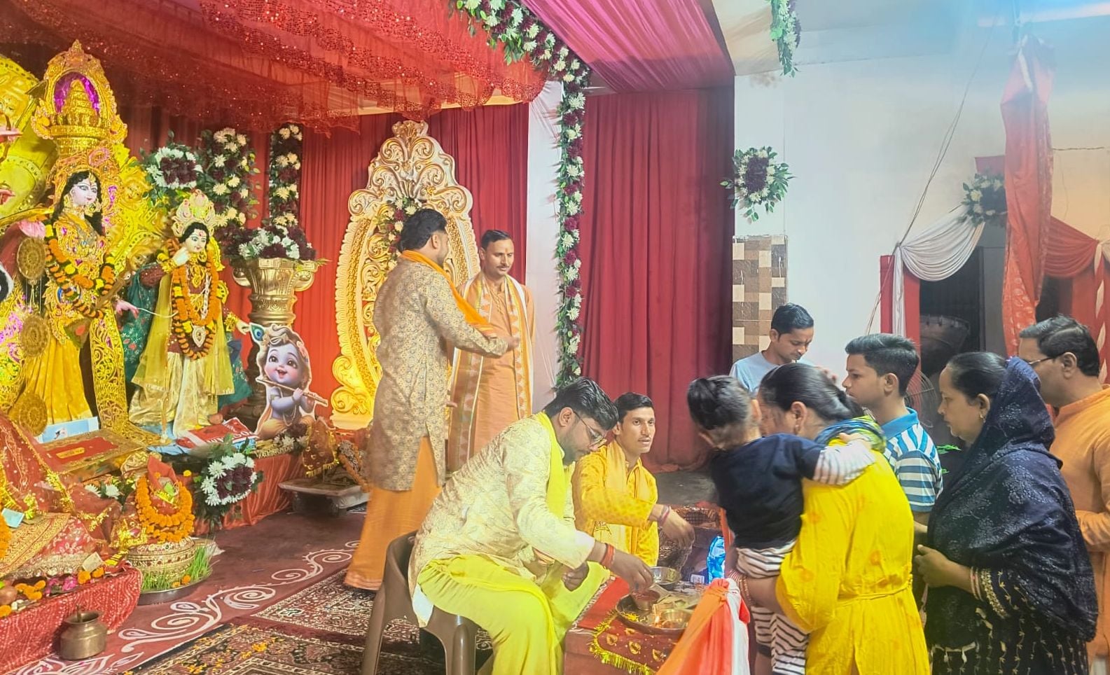 सेहरामऊ दक्षिणी के गांव महमदपुर में देवी महापुराण कथा सुनाते कथावाचक प्रवीण दीक्षित। संवाद