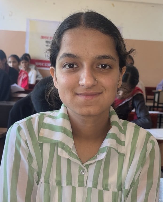सोलन शहर के कन्या स्कूल में आयोजित अमर उजाला अतुल माहेश्वरी छात्रवृत्ति परीक्षा के दौरान मौजूद सोलन शहर के कन्या स्कूल में आयोजित अमर उजाला अतुल माहेश्वरी छात्रवृत्ति परीक्षा के दौरान मौजूद