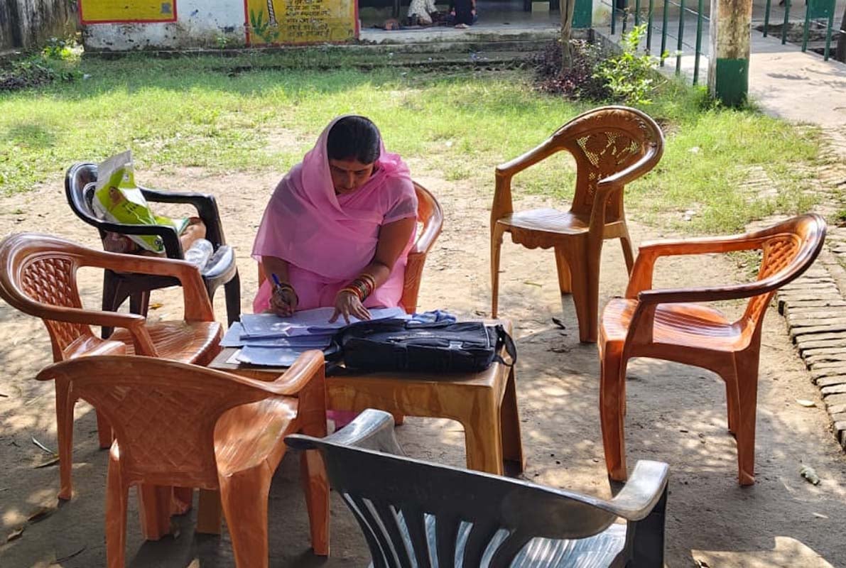 सुदामा प्रसाद कन्या इंटर कॉलेज में एसआईआर पुनरीक्षण के शिविर में नए वोट बनवाने पहुंचे लोग। संवा सुदामा प्रसाद कन्या इंटर कॉलेज में एसआईआर पुनरीक्षण के शिविर में नए वोट बनवाने पहुंचे लोग। संवा