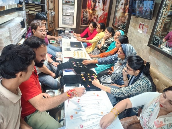 शहर के बड़ा बाजार में सौंदर्य प्रशाधन की दुकान पर सामान देखती महिलाएं। संवाद शहर के बड़ा बाजार में सौंदर्य प्रशाधन की दुकान पर सामान देखती महिलाएं। संवाद