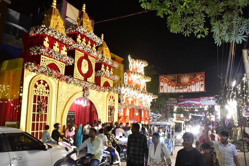 शहर के रामनगर में स्थापित की गई मां शेरावाली प्रतिमा को फोन में कैद करते लोग। संवाद शहर के रामनगर में स्थापित की गई मां शेरावाली प्रतिमा को फोन में कैद करते लोग। संवाद