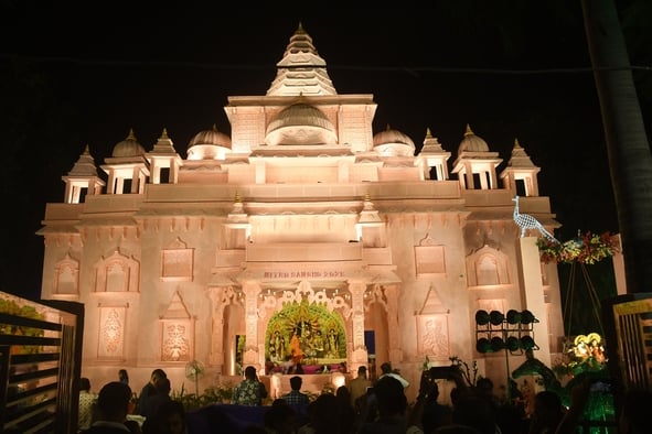 शहर में सजे दुर्गा पंडालों में आयोजित डांडिया, गरबा व धुनुचि नृत्य।