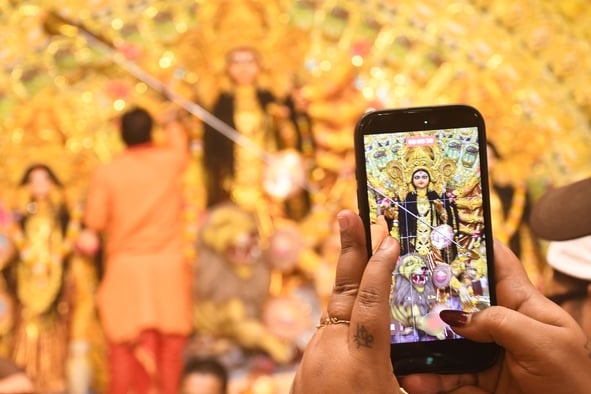 शहर में सजे दुर्गा पंडालों में आयोजित डांडिया, गरबा व धुनुचि नृत्य।