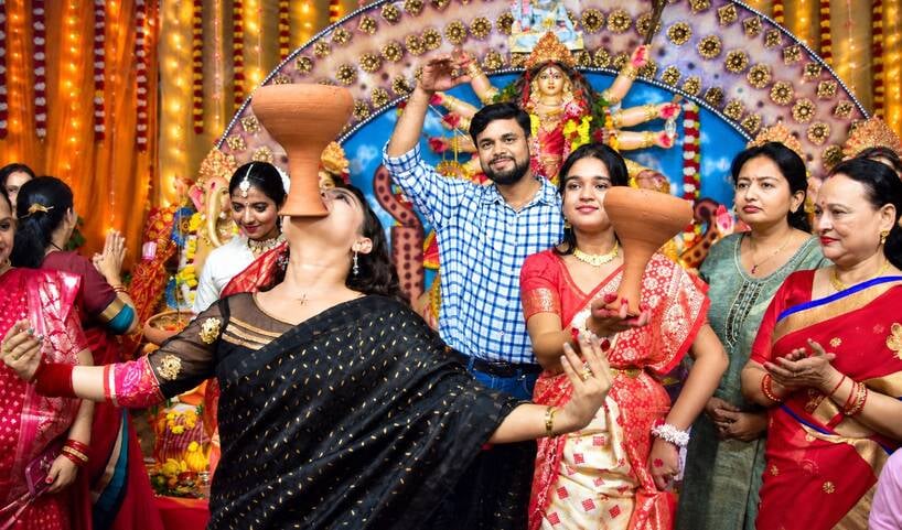 शहर में सजे दुर्गा पंडालों में आयोजित डांडिया, गरबा व धुनुचि नृत्य।