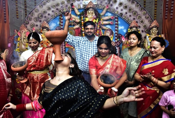 शहर में सजे दुर्गा पंडालों में आयोजित डांडिया, गरबा व धुनुचि नृत्य।
