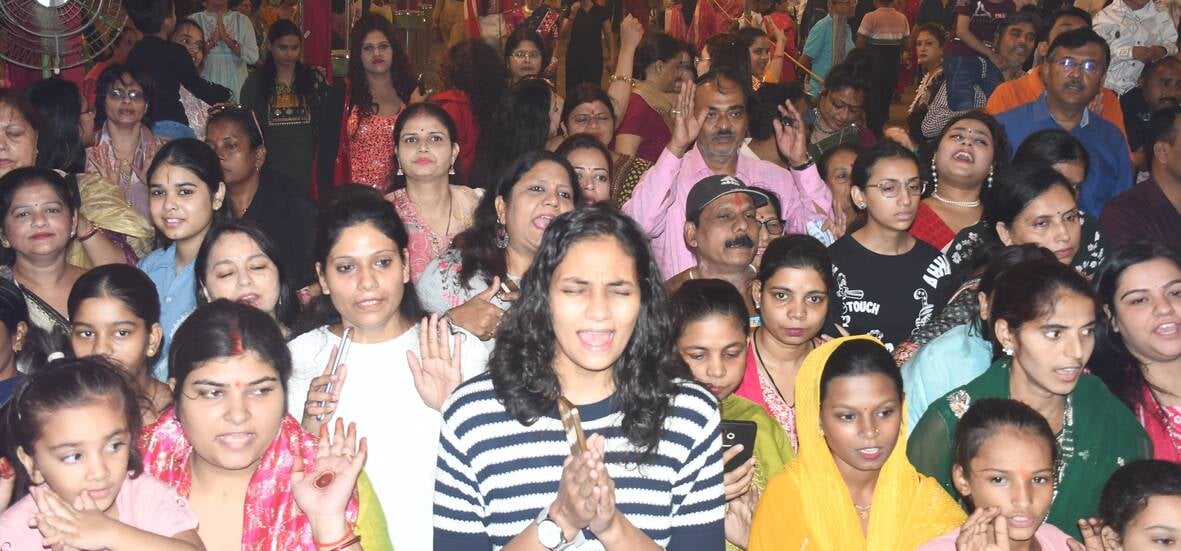 शहर में सजे दुर्गा पंडालों में आयोजित डांडिया, गरबा व धुनुचि नृत्य।
